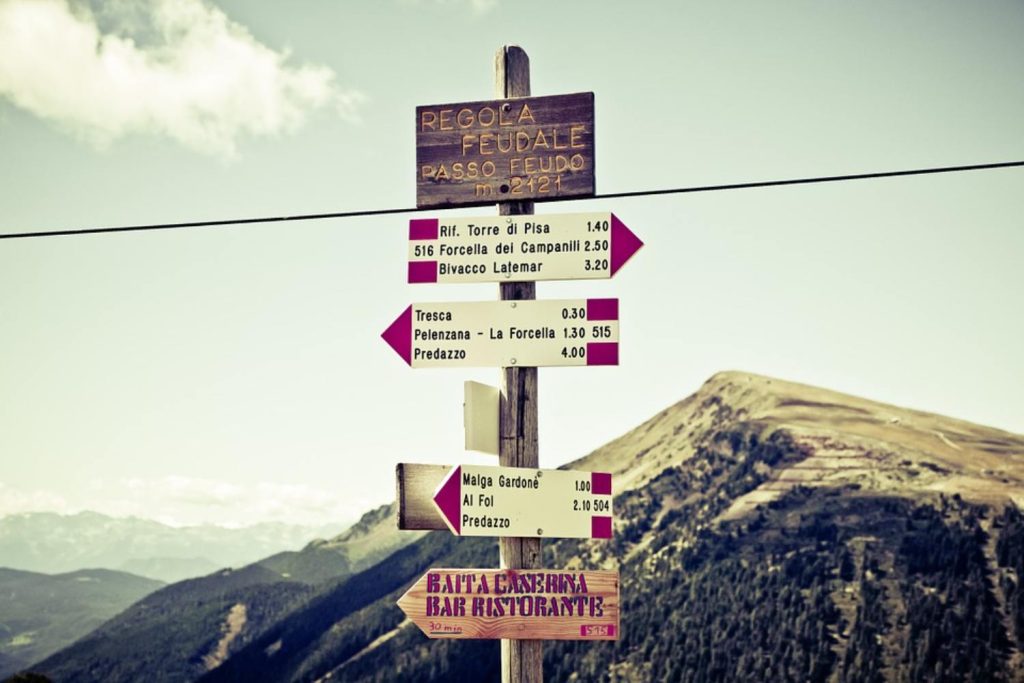 Información de refugios en una ruta de senderismo en Dolomitas