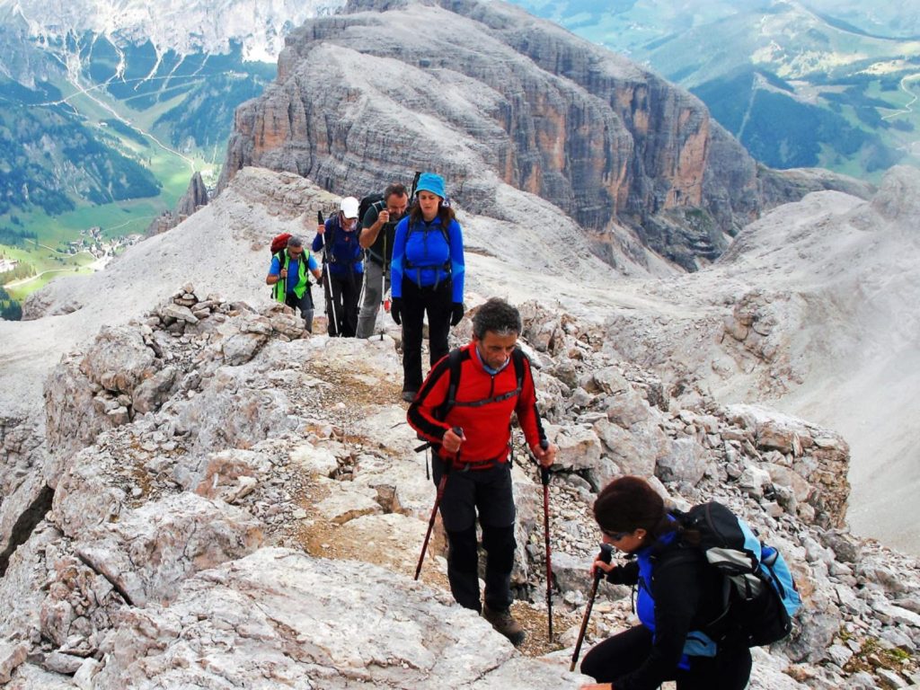 Grupo de senderistas en Dolomitas