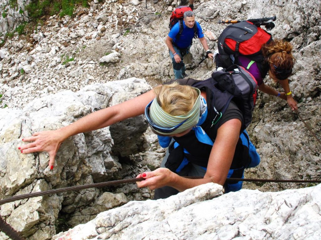Grupo de senderistas progresando en las Dolomitas