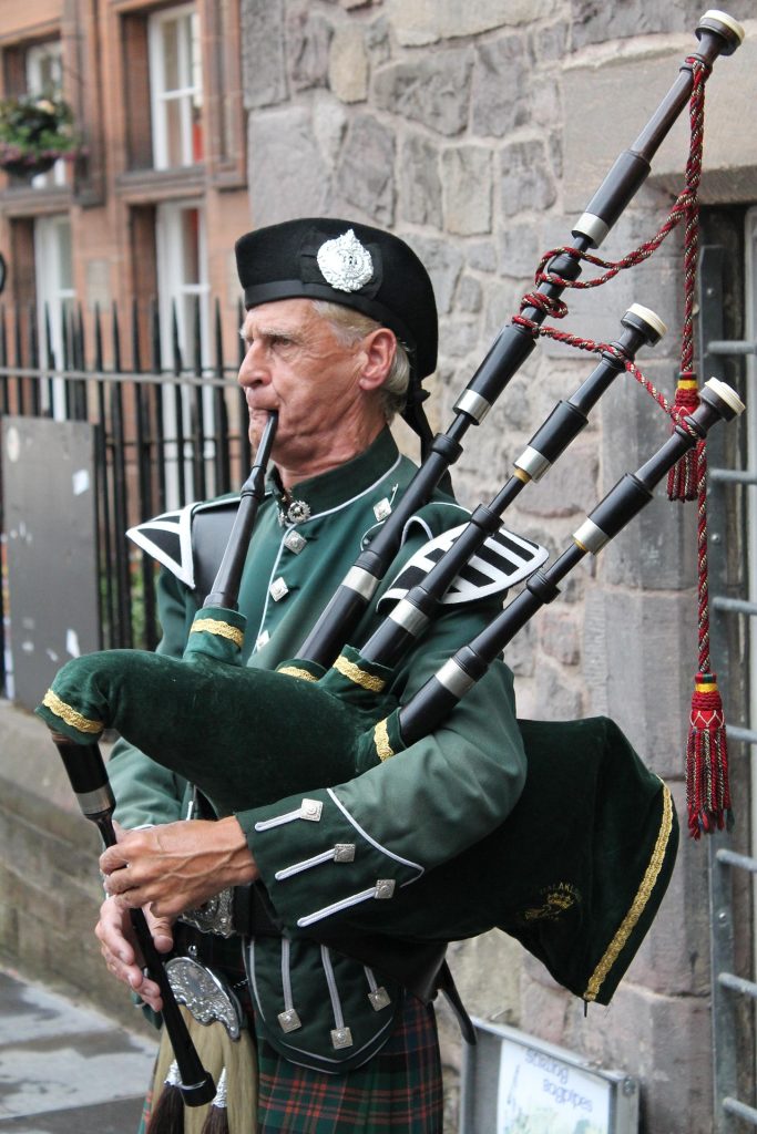 Gaitero escoces en las highlands de Escocia