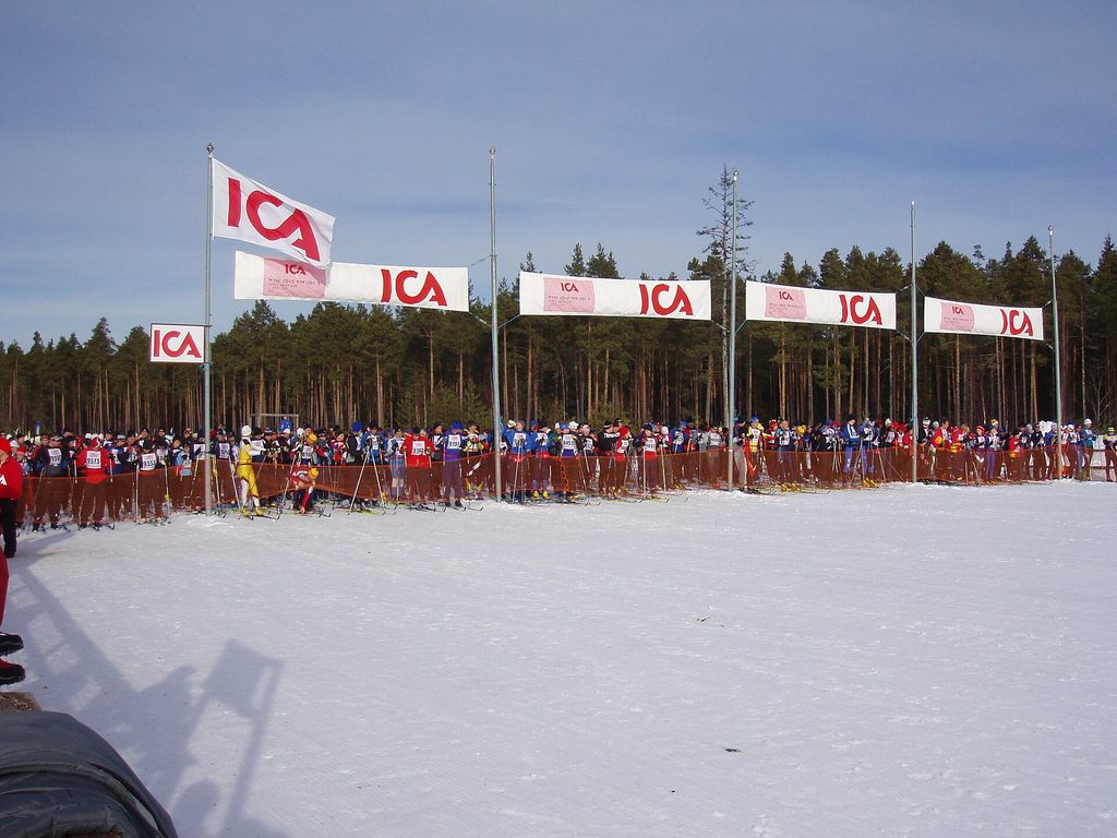 La salida de la carrera de esquí de fondo Vasaloppet en Kortvasan