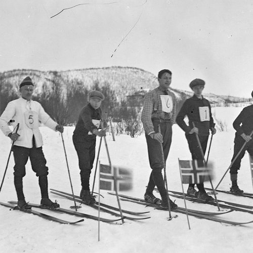 Photo taken of club championship on skiing by photograph Carles Ravn in Ballanger, Norway in 1925.
Arcive: Arkiv i Nordland.